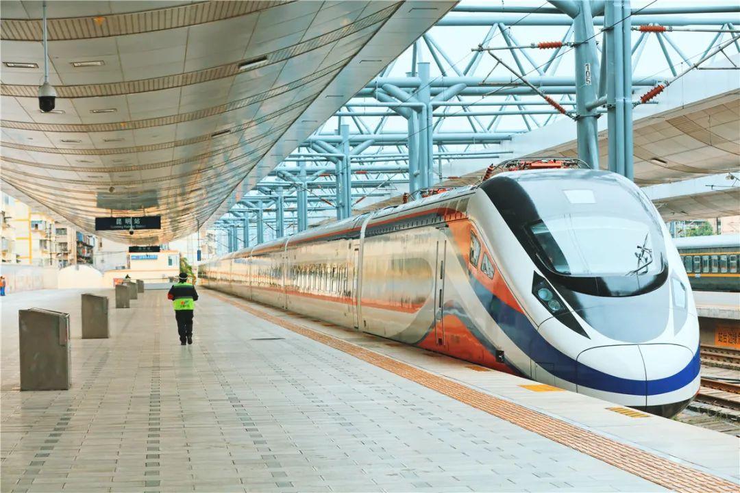 老挝磨丁回国最新动态，变化、学习与自信的力量